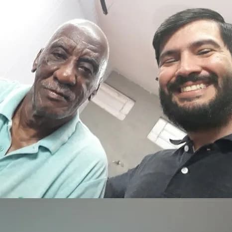 Denis Garcia sonriendo junto a un cliente